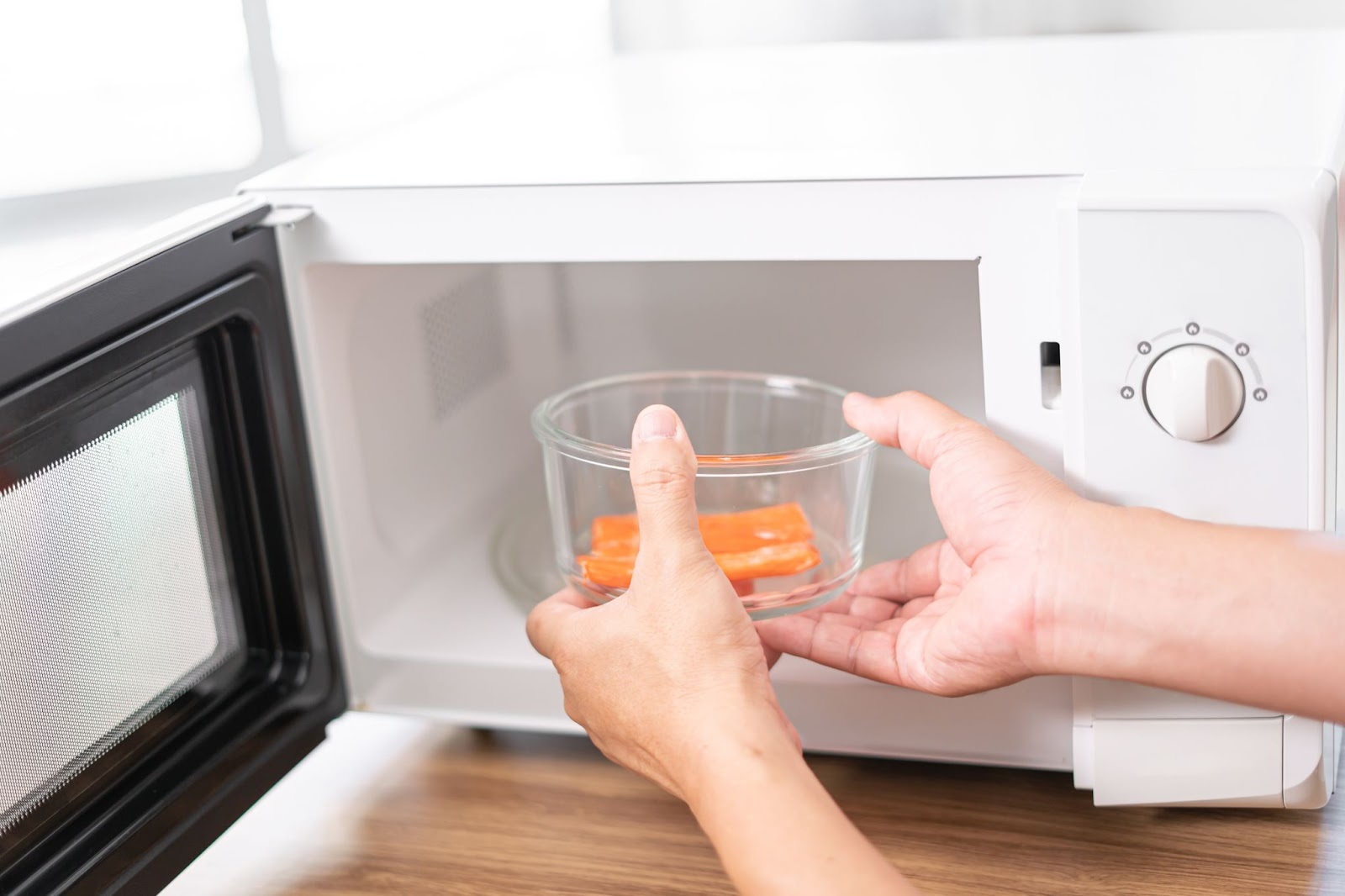 Эксперт объяснил, почему в микроволновке посуда может греться быстрее пищи