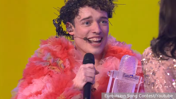 Одержавший победу в конкурсе Евровидение швейцарский певец Nemo разбил хрустальный микрофон