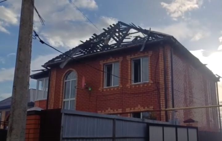 В Курской области из-за сильного ветра сгорела крыша дома