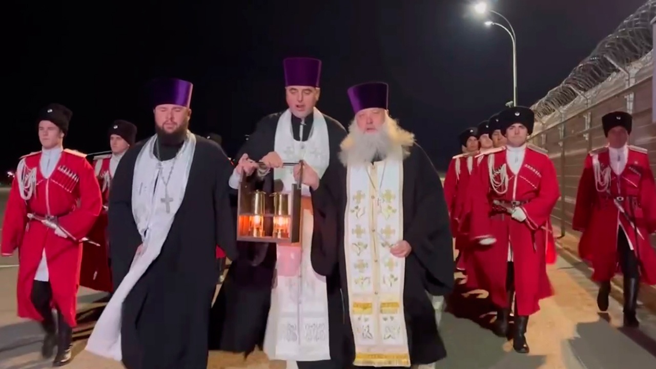 Частицу Благодатного огня привезли из Иерусалима в Россию