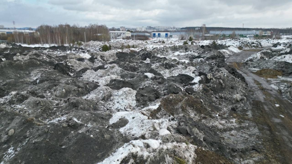 Экологи нашли нелегальный снежный полигон, отравляющий реку Чусовую