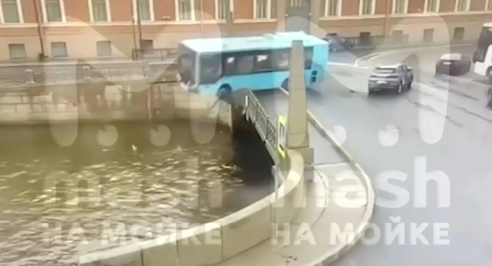 Момент падения автобуса с Поцелуева моста в реку Мойку попал на видео