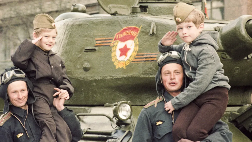 Сквозь эпоху и время: 15 архивных фото парадов Победы на Красной площади за всё время  с 1945-го по 2024 год