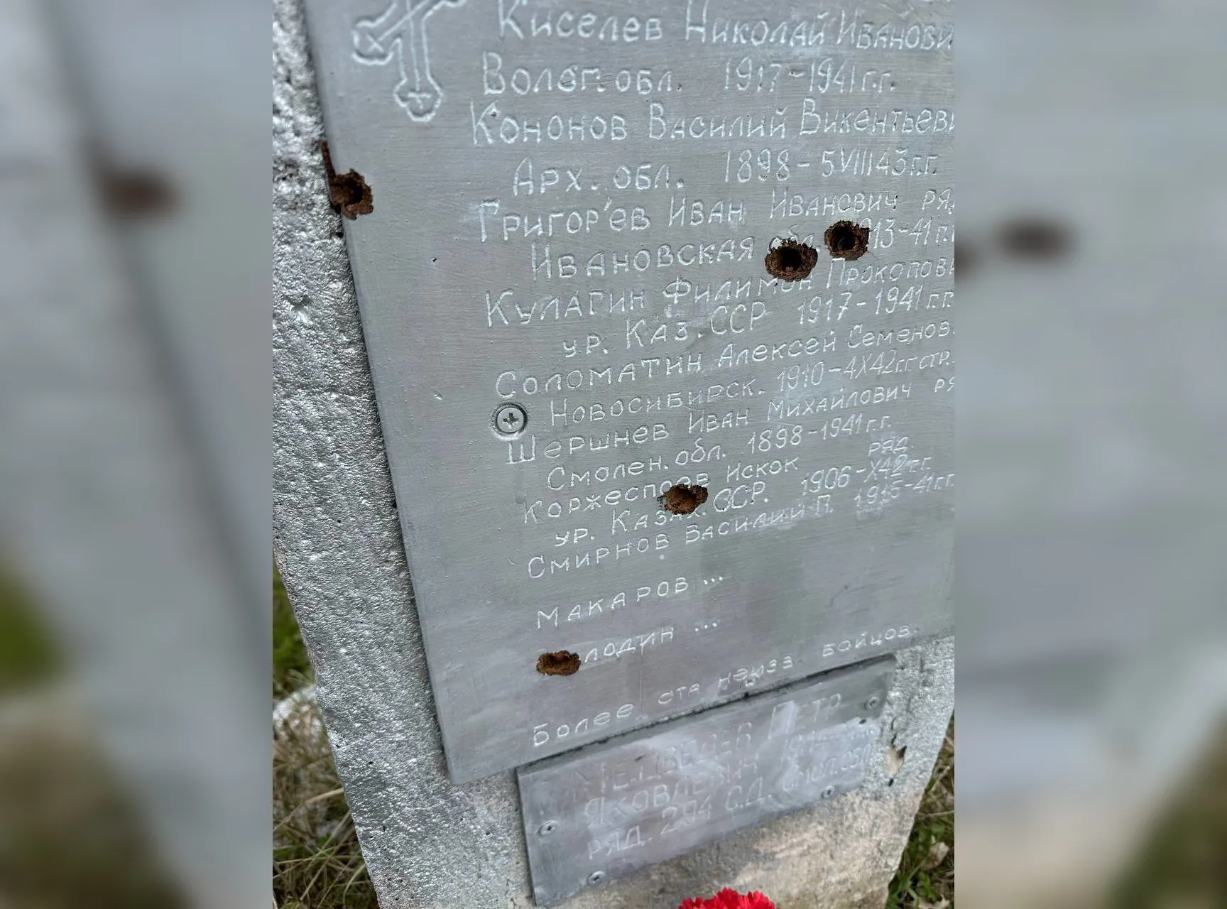 Неизвестный расстрелял мемориал Скорбящий матрос в Ленобласти